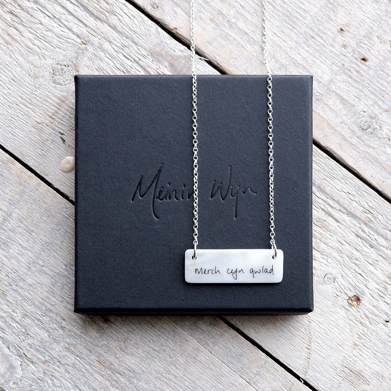 Merch cefn gwlad